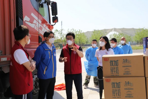 光明食品集团首批“光明加油包”送至市国资体系内方舱医院