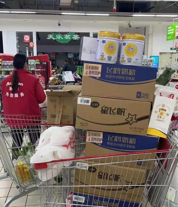 上海婴幼儿奶粉严重缺货买不到  飞鹤社区直通车·48小时送货到家
