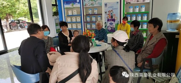 英童乳业在母亲节当天邀员工妈妈一起参观中国羊奶科技城
