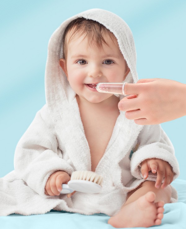 宝宝多大需要开始刷牙   英氏婴儿手指套牙刷清洁口腔·按摩牙床