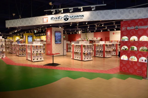 万代日本最大扭蛋机店探店！2000多台各式扭蛋机，品种丰富齐全！