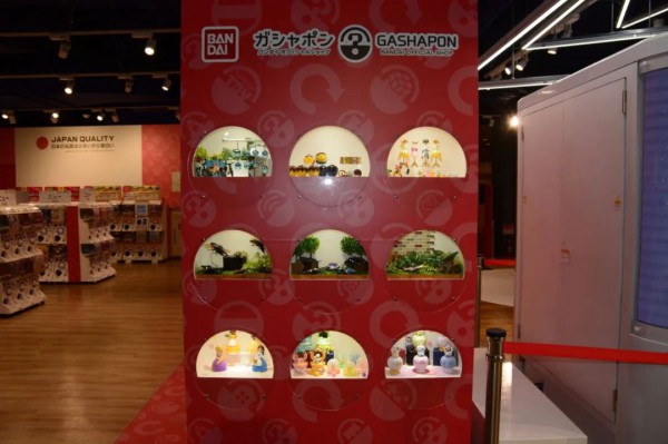 万代日本最大扭蛋机店探店！2000多台各式扭蛋机，品种丰富齐全！