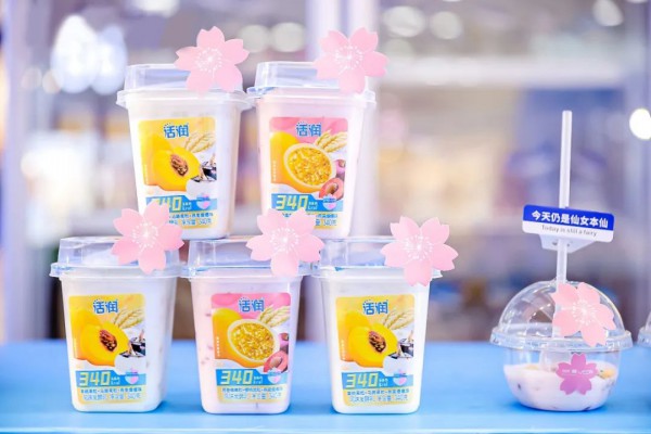 樱花季|新希望以“鲜活有道·樱你绽放”为主题，举办了第二届樱花季酸奶节