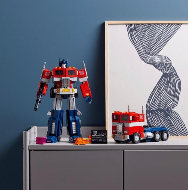 积木LEGO与玩具集团孩之宝合作推出《变形金刚》的柯柏文积木套装