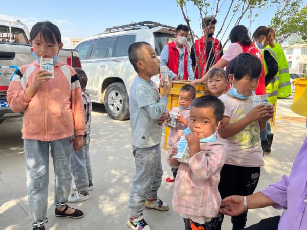 伊利救援物资已运抵大通县，受灾群众喝上了爱心奶！