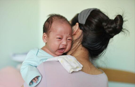 2-3个月宝宝闹觉、经常哭闹，并非故意“磨人”，和发育特点有关