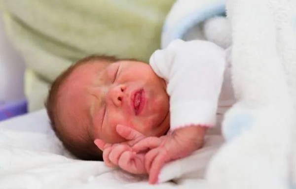 新生宝宝出现8种情况，妈妈不要等，及时带孩子看医生，别大意