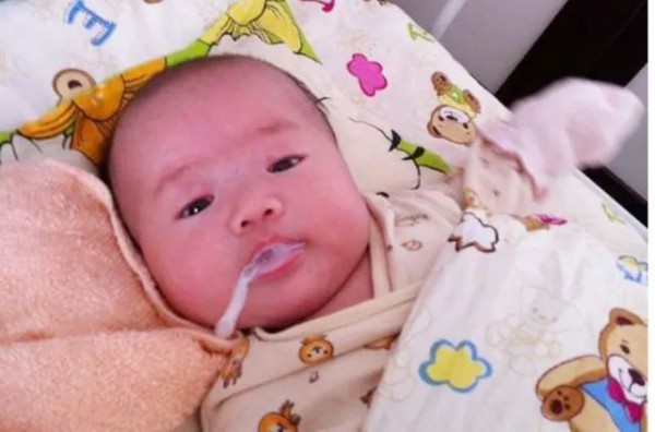 宝宝吐奶呛奶，2个做法很常见但错误，甚至有生命危险，要当心