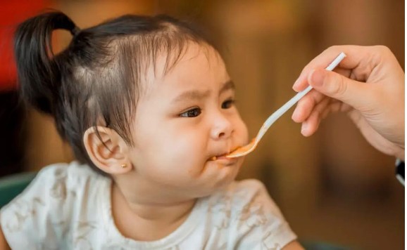7-12个月宝宝喂养常见误区，奶要吃辅食也要加，正确吃法家长学学