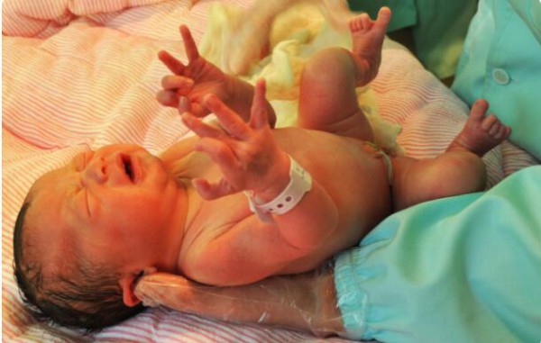 新生儿出生24小时内，必须做好“4项护理”，每项都关乎宝宝健康