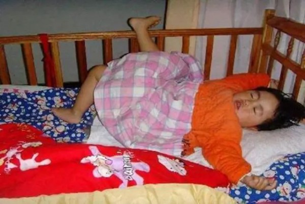 宝宝睡觉踢被子有原因，几个“苦衷”妈妈要知道，教你应对少烦恼