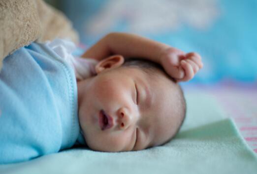 新生儿首月养护重点：发育特点、喂养、身高体重指标，家长收藏