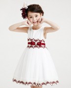 女童白色连衣裙