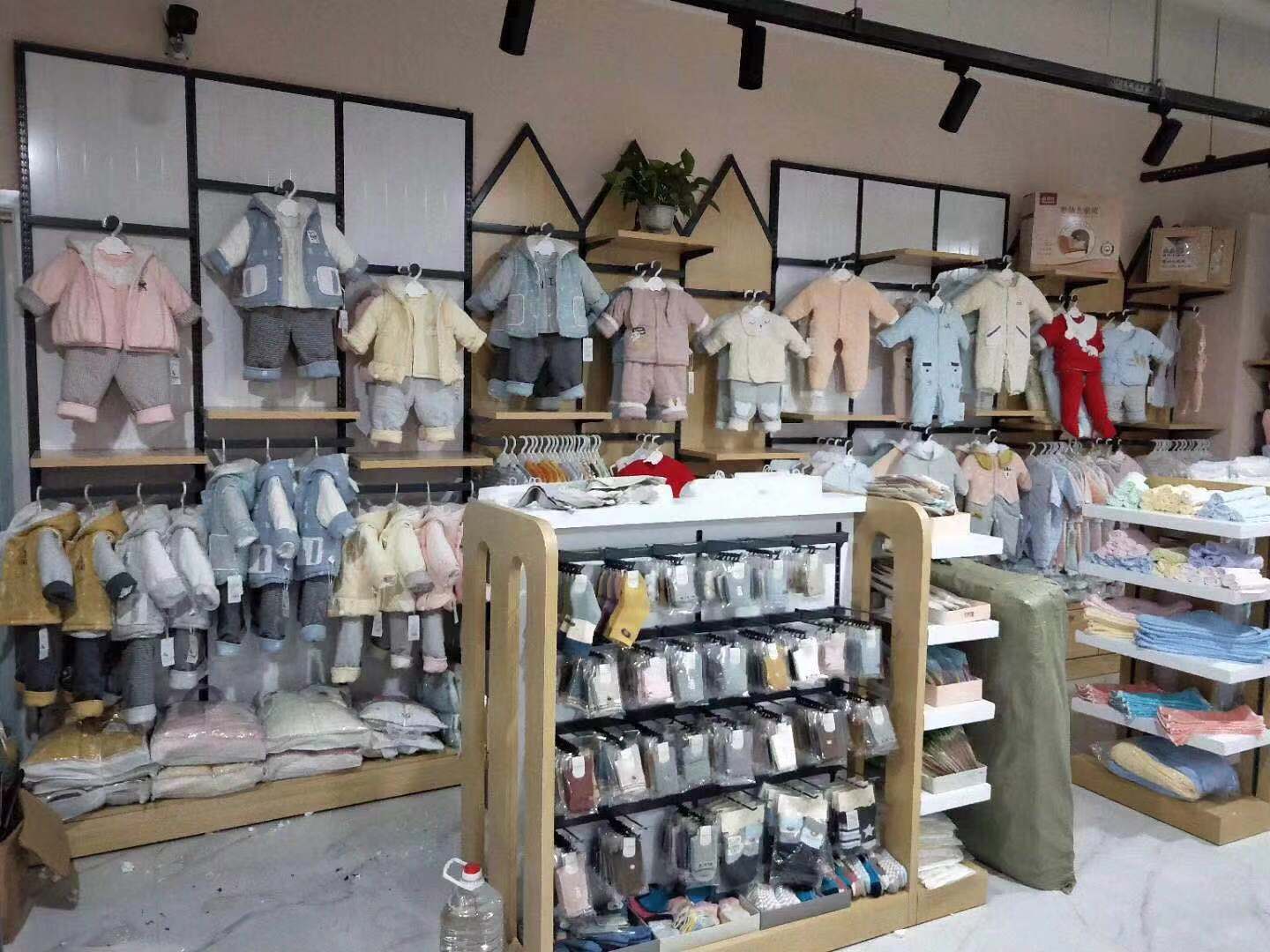 文嘉君展柜文嘉君展柜母婴店专用服装柜代理,样品编号:84257